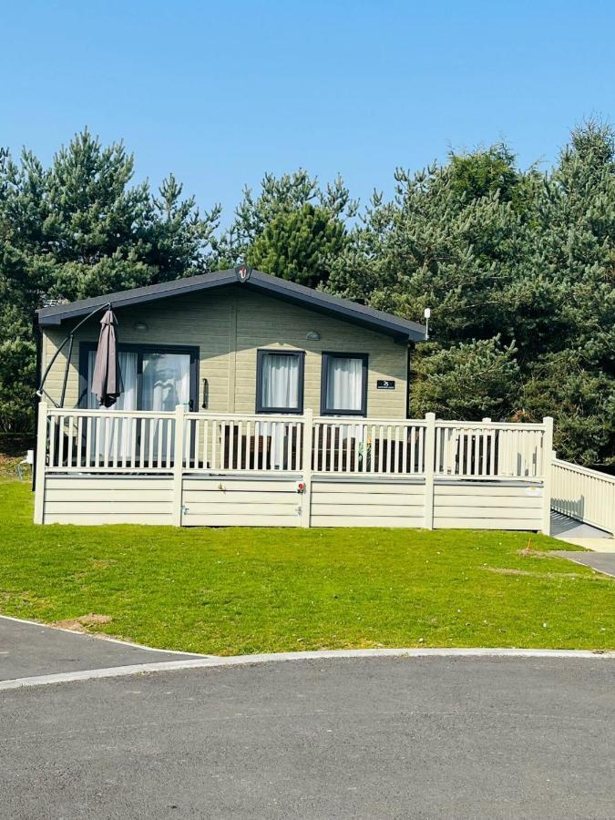 Ashworth Lodge With Hot Tub Barmby on the Moor Exterior foto